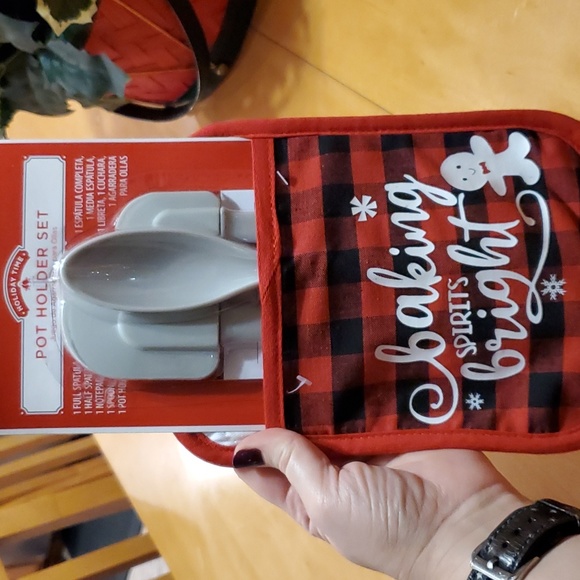 NWOT ❤️ Holiday Host gift!!🖤 Kitchen/Potholder Set 🎁 🍪 Great gift!! 💚🖤🤍❤️ - Picture 4 of 4